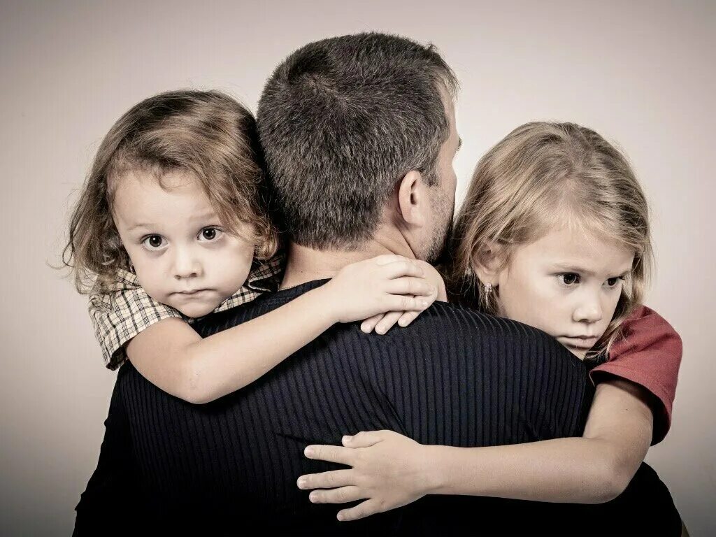 Мамы тоже дети. Дочь и сын обнимают папу. Отец и две дочери. Отец обнимает ребенка. Папа обнимает дочь.