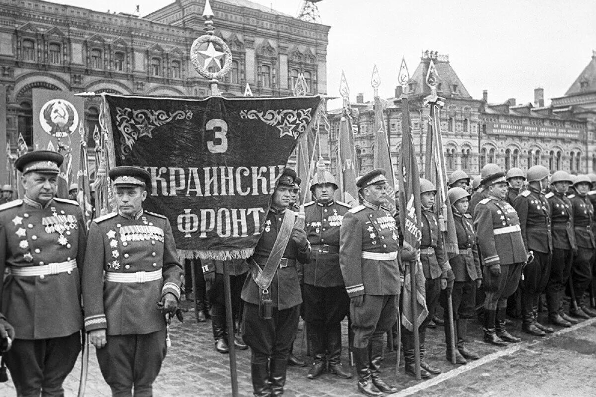 Первый парад победы. Парад Победы 24 июня 1945 года. Парад 24 июня 1945 года в Москве на красной площади. Парад Победы в Москве 1945г. Маршал который командовал парадом Победы 1945.