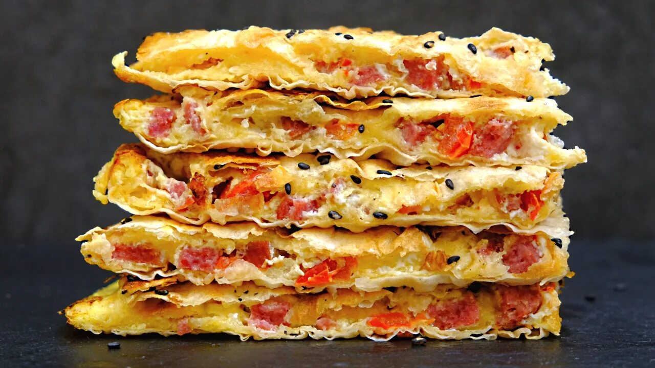 Завтрак из лаваша и сыра. Завтрак в лаваше на сковороде. Вкусный завтрак из лаваша. Быстрый завтрак из тонкого лаваша. Лаваш с сыром на сковороде.