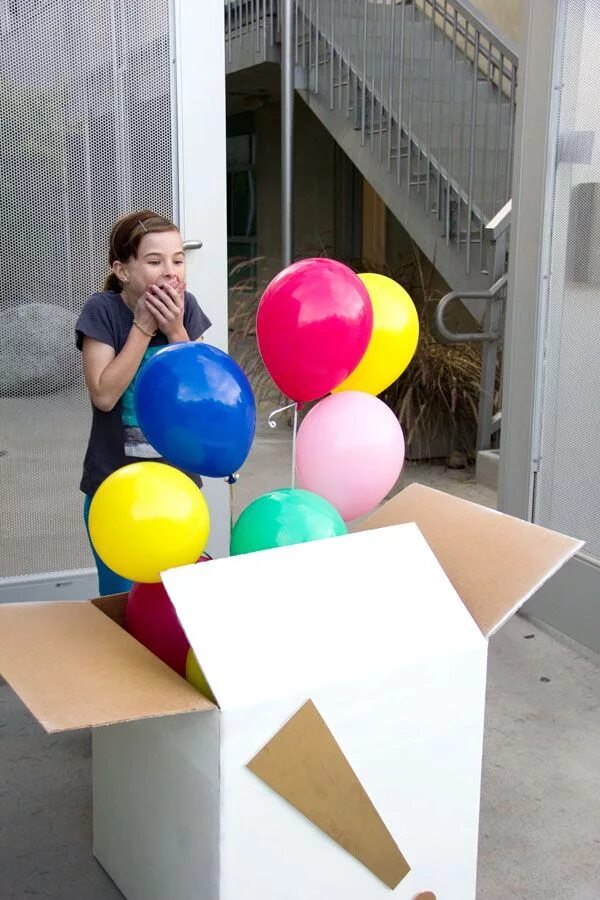Неожиданный подарок сюрприз. Сюрприз на день рождения. Коробка сюрприз с воздушными шарами. Оригинальные шары из коробки. Идея подарка с воздушным шариком.