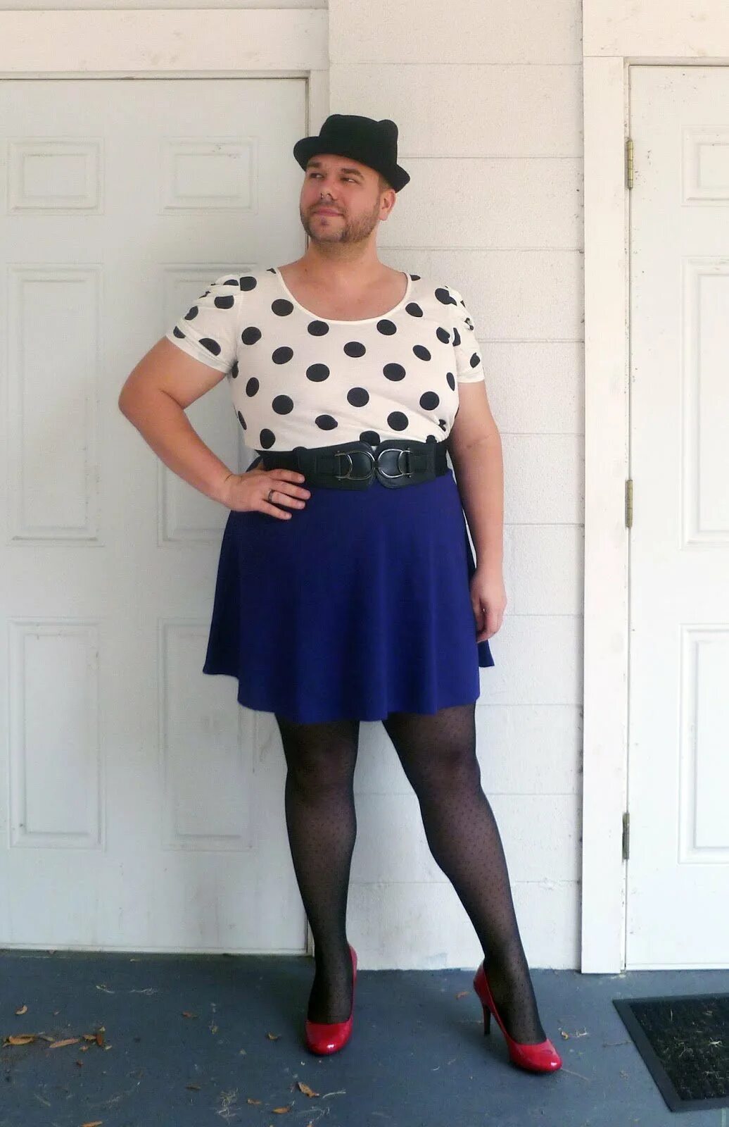 Мужчина в женской юбке. Парень надел юбку. Парни в джинсовых юбках. Парень в юбке. Хью джекман в килте.