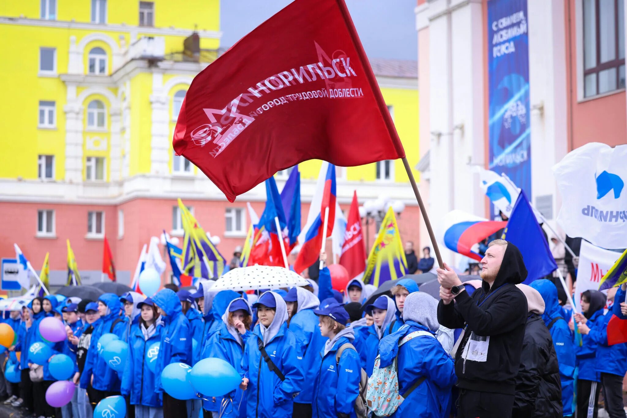 В каких странах отмечали день россии. Праздник на площади в Талнахе. Норильск день России. День России Норильск 2023. С днем Норильска.