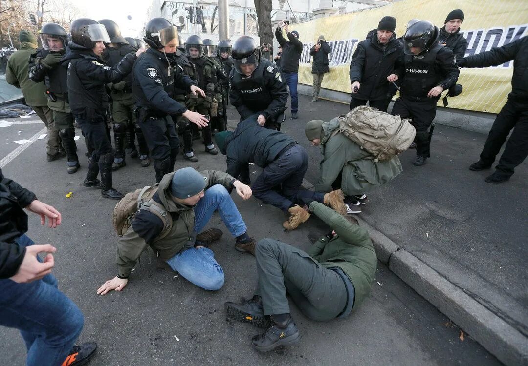 Последнее что произошло. Стычки полиции с митингующими. Протесты в Украине сейчас. Задержание протестующих в Киеве.