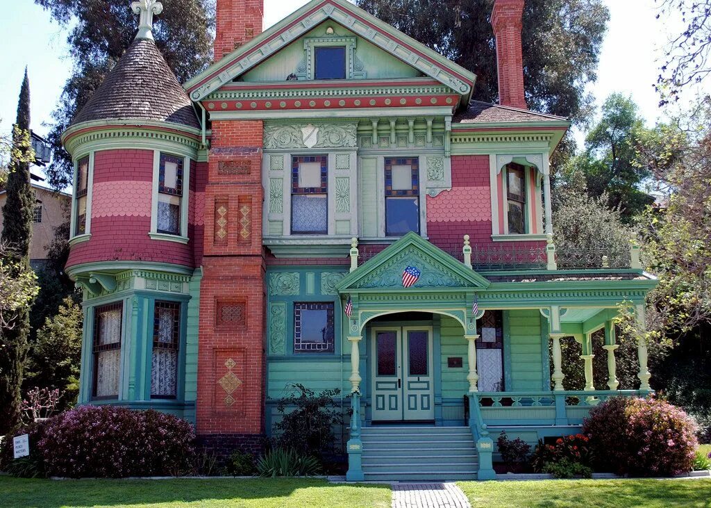 Дом в стиле королевы Анны Лос Анджелес. Дом в викторианском стиле Лос Анджелес. Разноцветный дом. Colorful houses