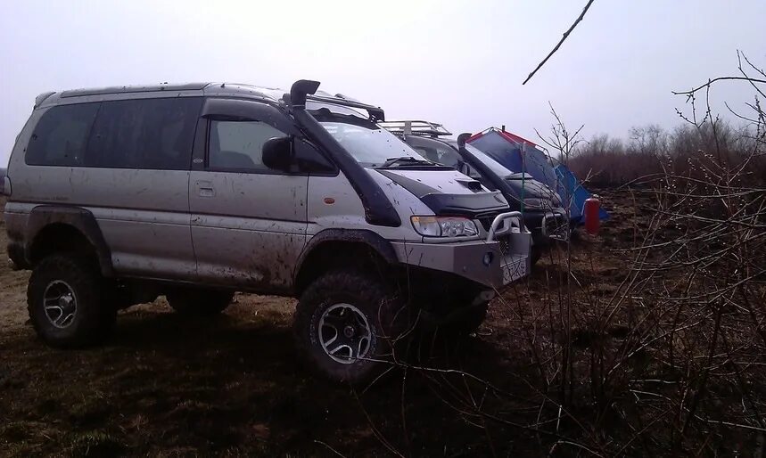 Делика приморский. Мицубиси Делика l400. Mitsubishi Delica l400 off Road. Mitsubishi Delica l400 long. Делика на 33 колесах.