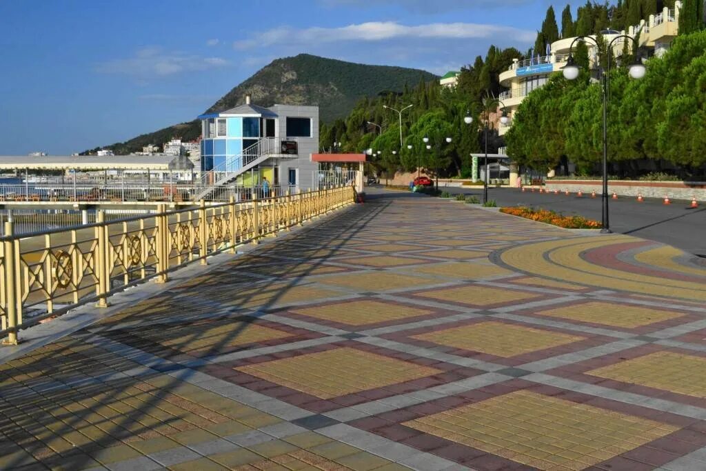 Алушта центральная. Алушта крым набережная. алушта город набережная. набережная алушты 2025. алуштинская набережная.