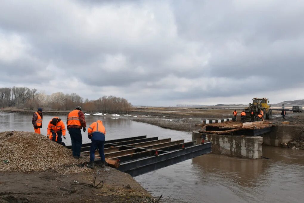 Погода в екатерининском третьяковского алтайского края. Село Екатерининское Алтайский край. Третьяковский район Алтайский край. Паводок. Мост через реку алей.