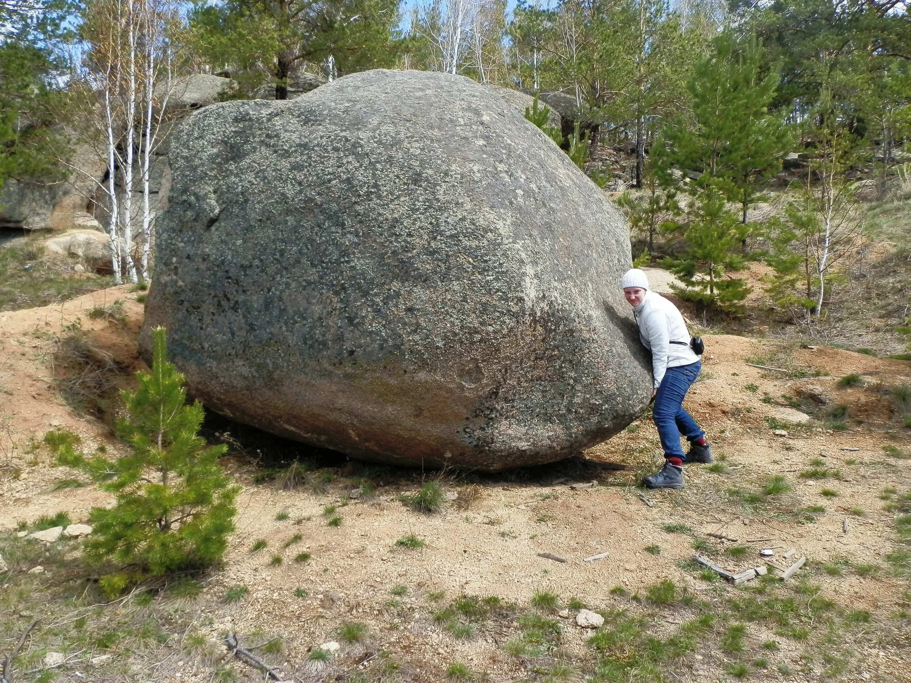 Камни россии купить. Камень валун. Огромный камень. Огромный валун. Огромный булыжник.