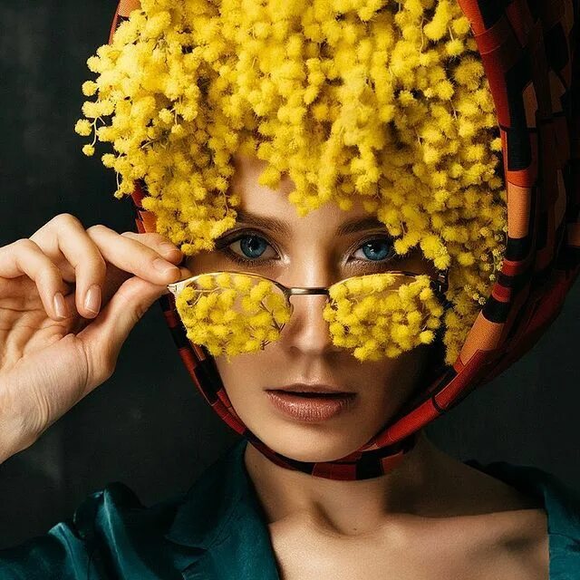 Девушка с мимозой. Девушка с мимозой. Фотосессия с мимозой. Фотосессия с мимозой. Фото с мимозой фотосессия.