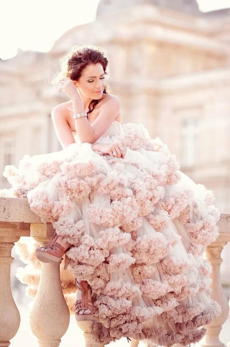 Цветы в лавандовых тонах. Красивый интерьер для фотосессии. Нежная женщина. Фотосессия с розовым светом. Нежность женщины.