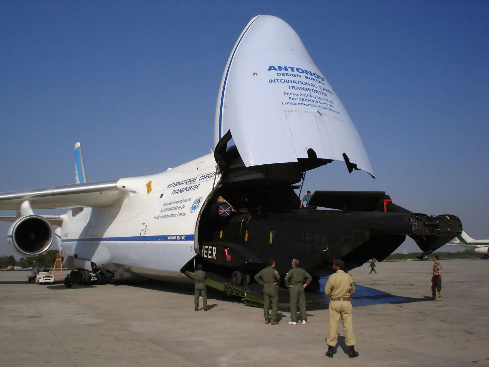 Транспортный самолет перевозит. Ан-225 мрия погрузка. Транспортный самолет перевозит. Транспортный самолет перевозит. Ан-124 шасси.