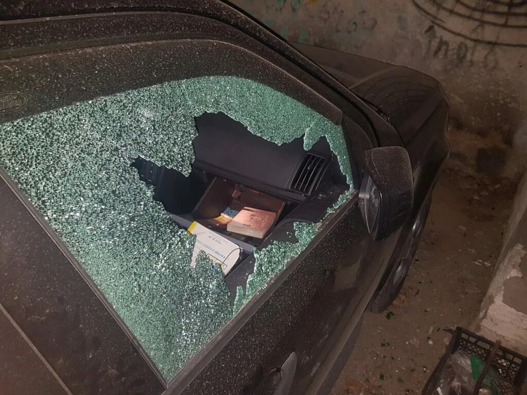 Разбили окно машины. Разбитое окно машины. Разбить окно автомобиля. Машина разбитые окошки. Сломанная окна машин.
