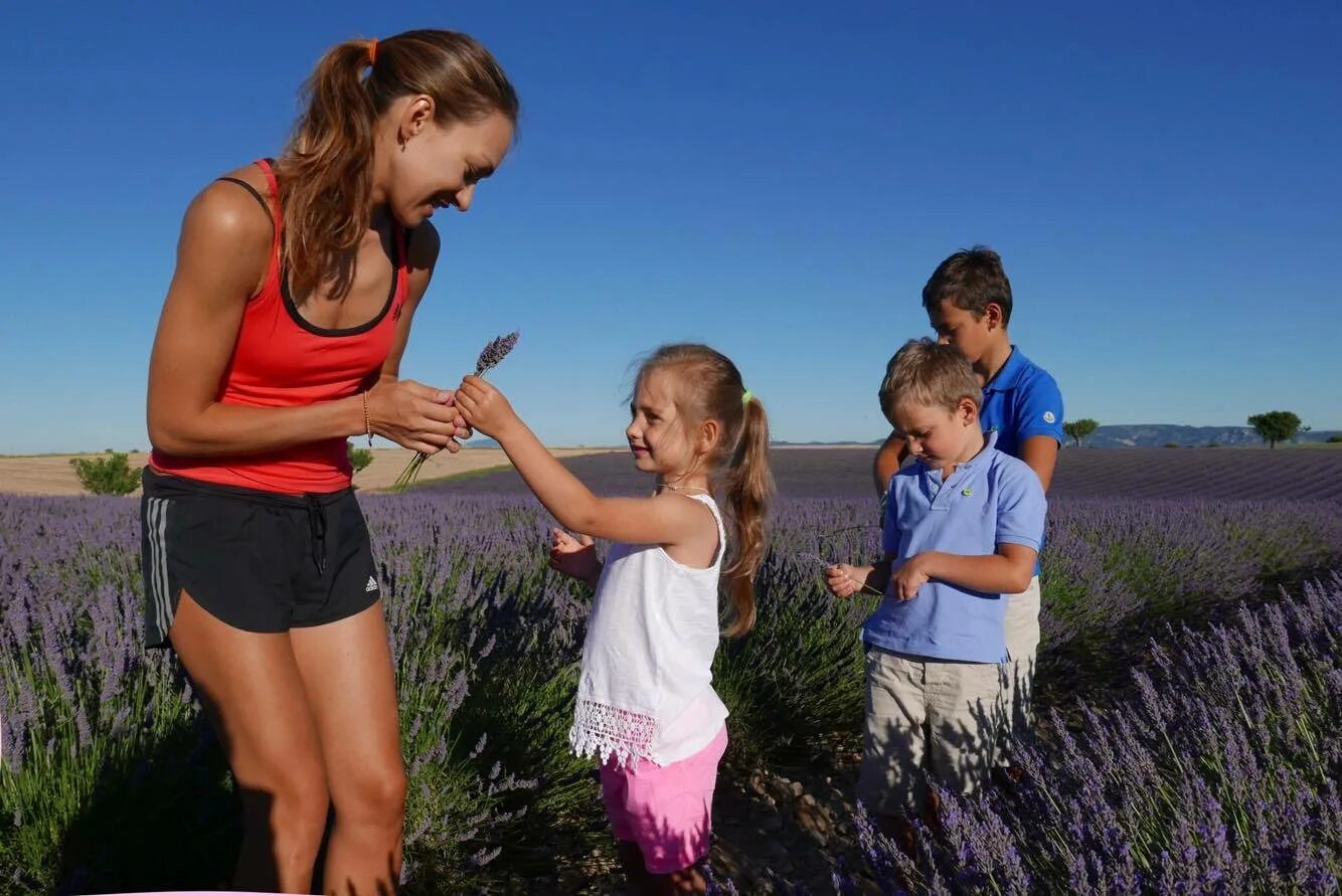 как воспитывать троих детей. блоггер екатерина трое детей. как воспитывать троих детей. дети и родители вместе. мама с тремя детьми.