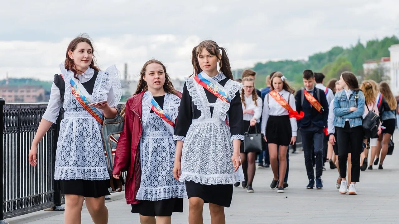 Последний звонок Пермь. Последние звонки Пермь. Последний звонок алкоголь. Выпускники школы 22 Пермь.