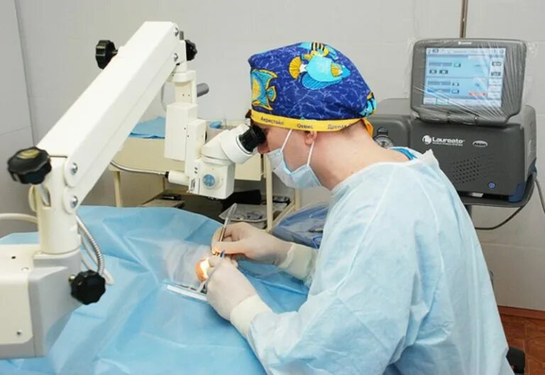 Факоэмульцификация катаракта. Аппарат факоэмульсификация. Операция на катаракту оборудование. Аппараты для техника факоэмульсификации катаракты.