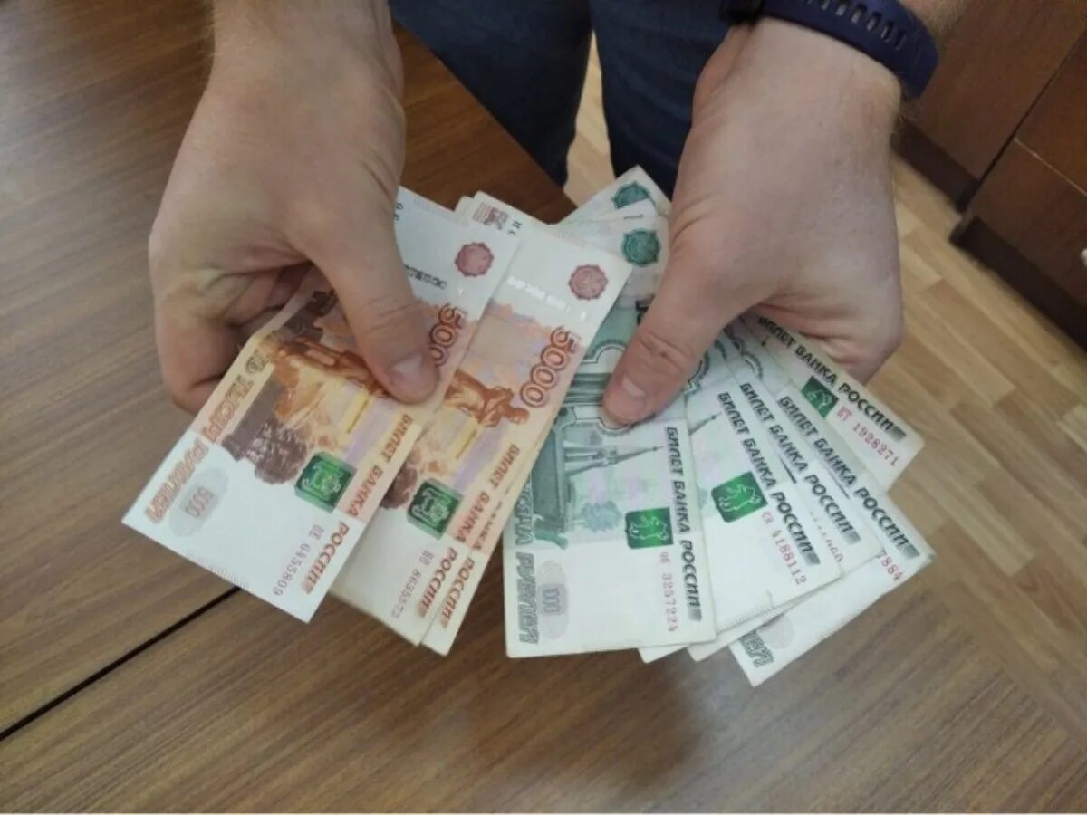 Социальные выплаты. Хищение денежных средств. Деньги фото рубли. Деньги взятка.