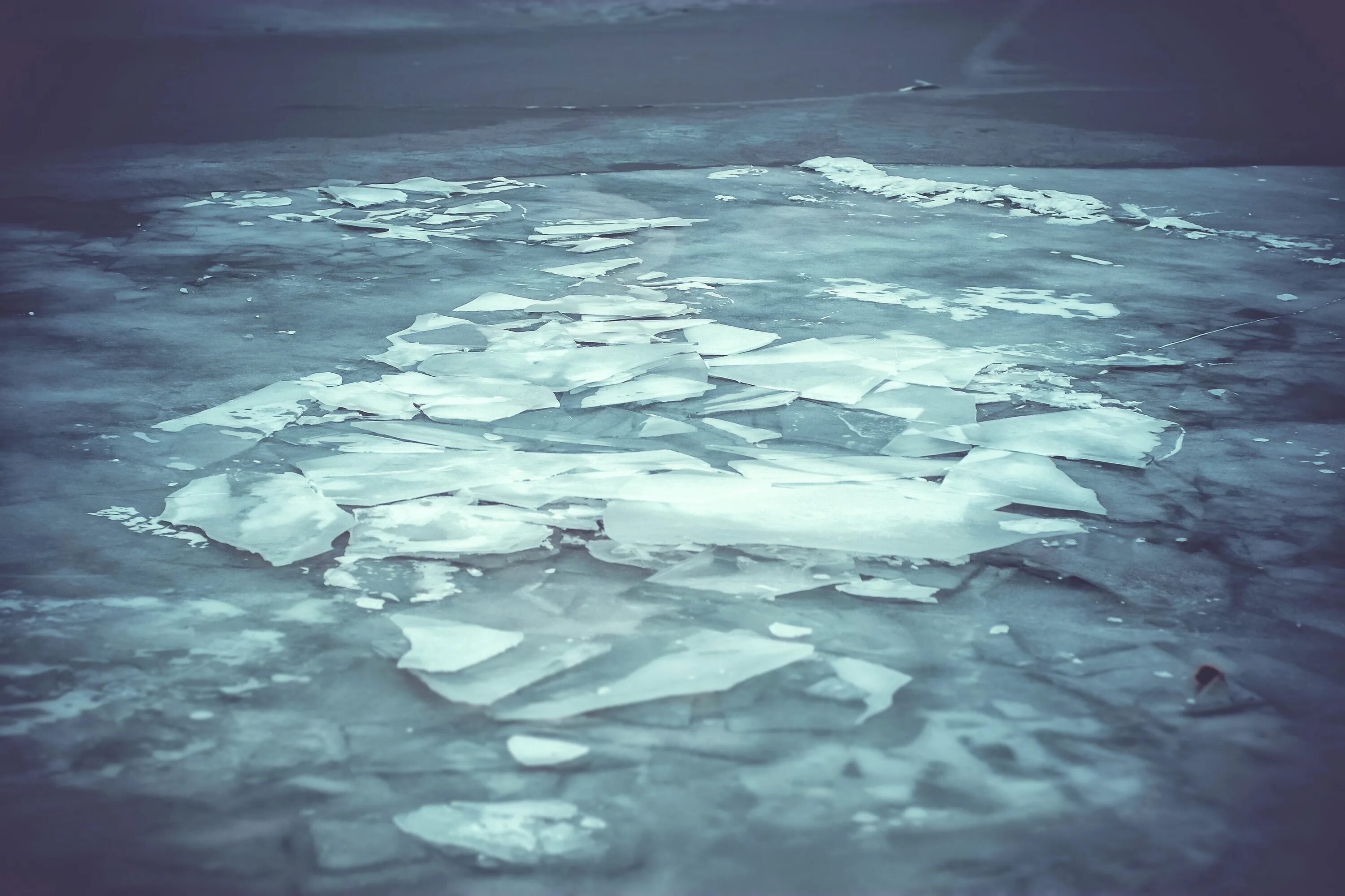 Течения подо льдом. Лед на море. море подо льдом. замерзший океан. вода подо льдом.