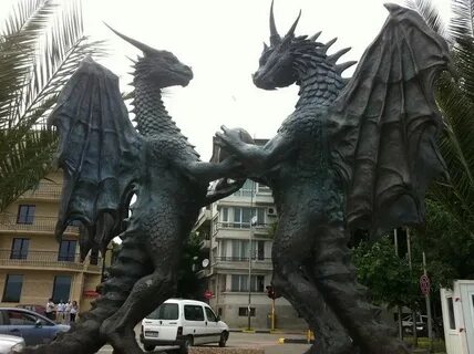 Скульптура дракона
