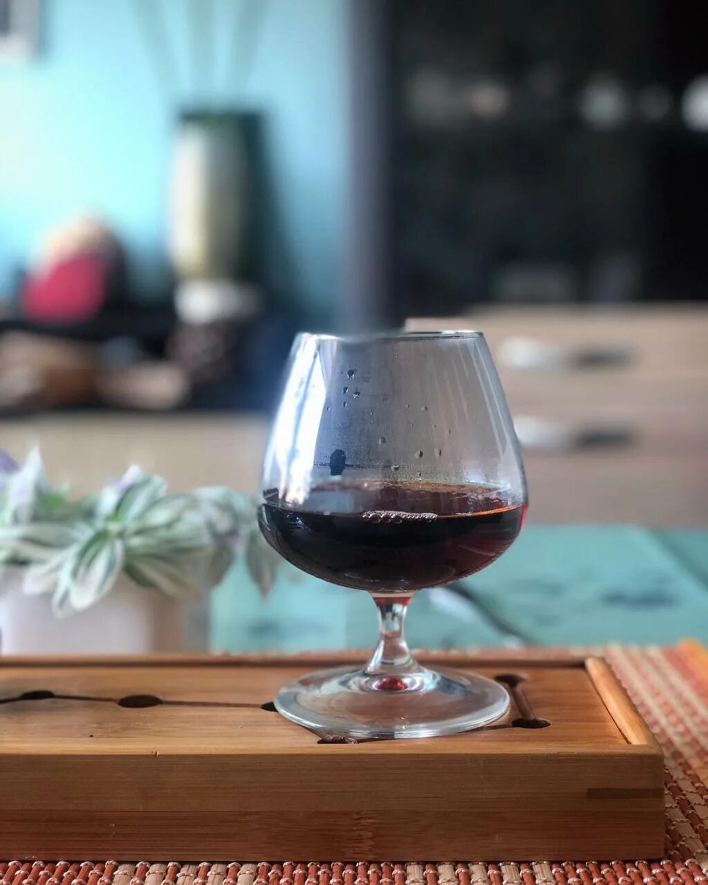 чай на природе. вина без чаю. вино каркаде. кружка чай. чайное вино.