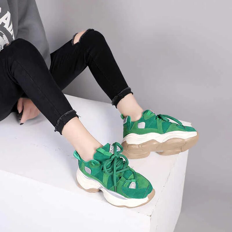 Кроссовки с салатовой подошвой женские. Модные зеленые кроссовки. Кроссовки зеленые женские на высокой подошве. Кроссовки с зеленой подошвой