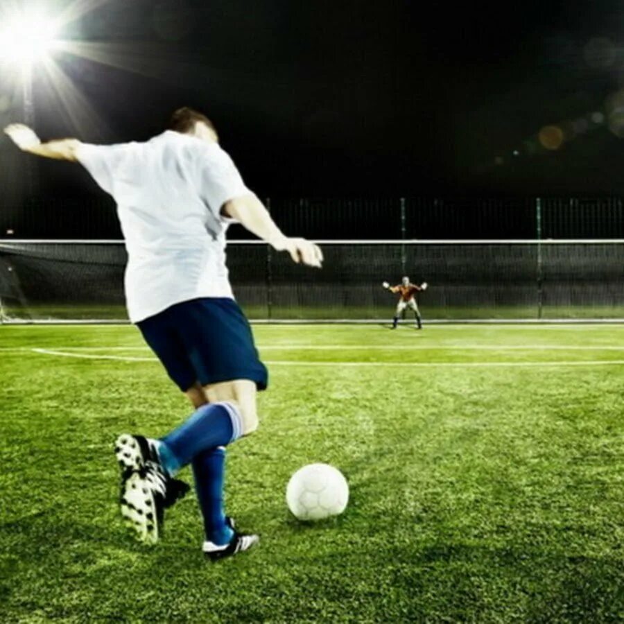 They playing football at the institute. Футболист с мячом. Футбольный мяч на поле. Фото футболистов на поле с мячом. Парень с футбольным мячом.