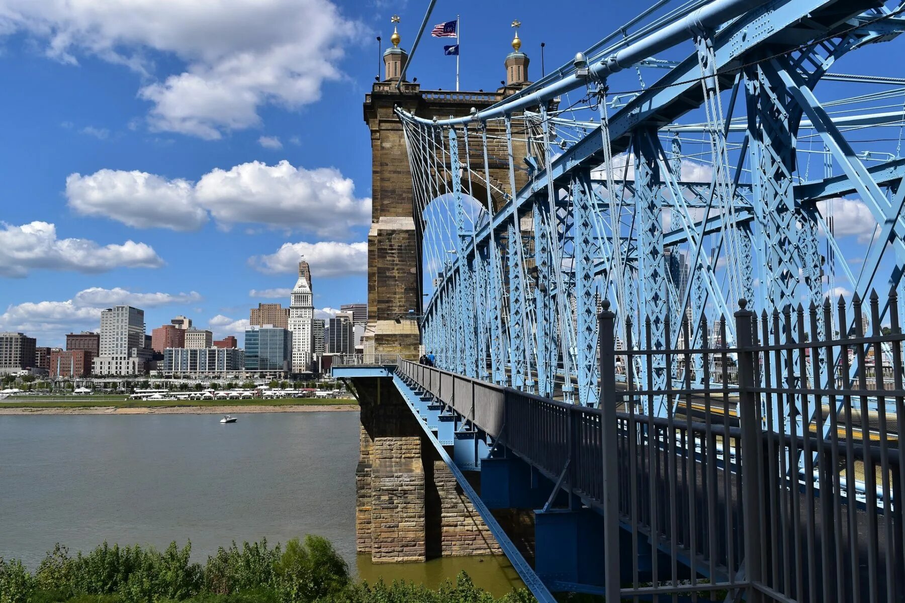 Tagged bridge. Мост Джона Роблинга Цинциннати. Мост Ньюпорт. Цинциннати город. Мост пурпурных людей Цинциннати.