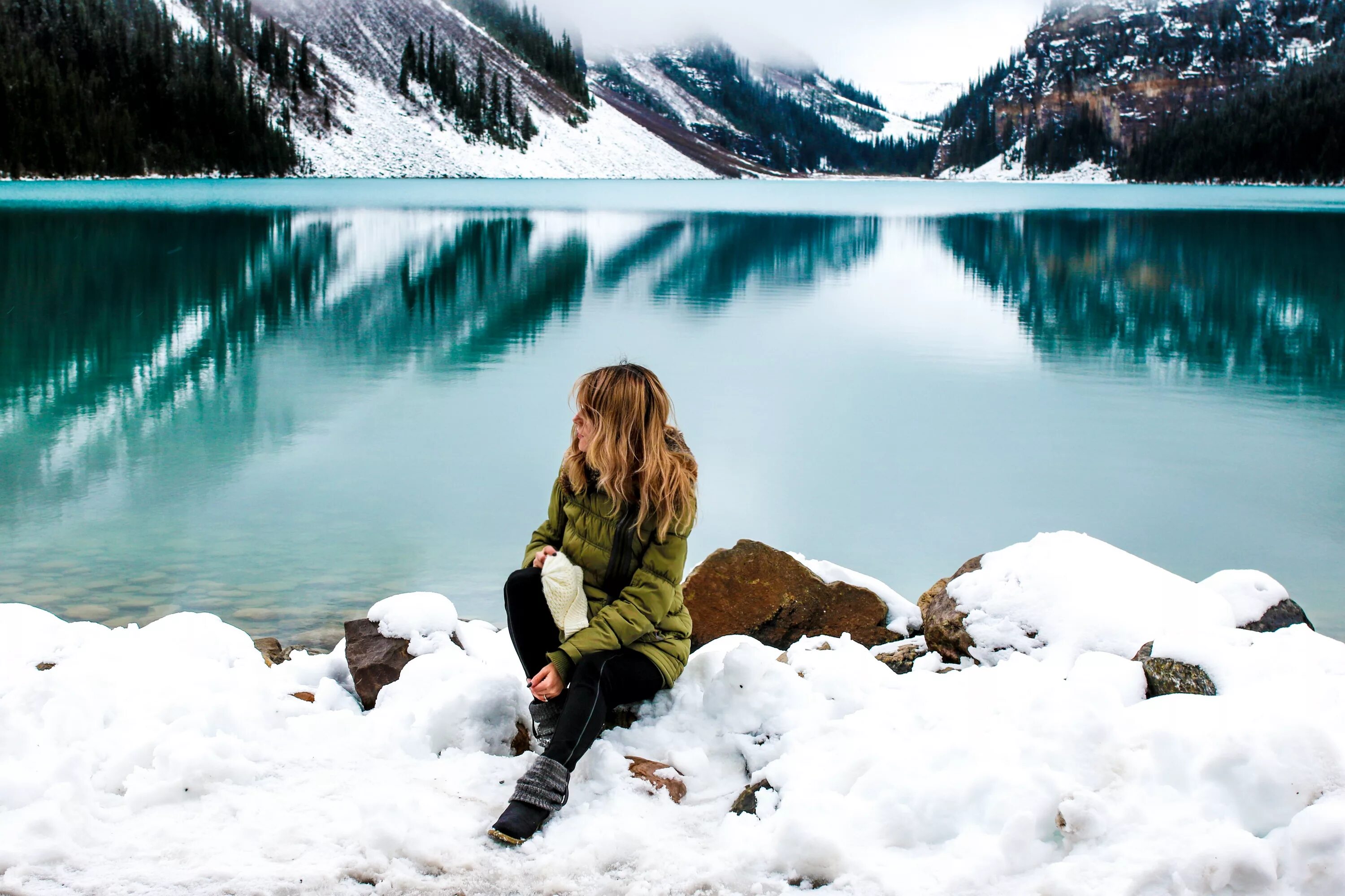 В горах станут воды. Фотосессия в горах. Девушка в горах зимой. Фотосессия в горах зимой. Девушка в горах у озера.