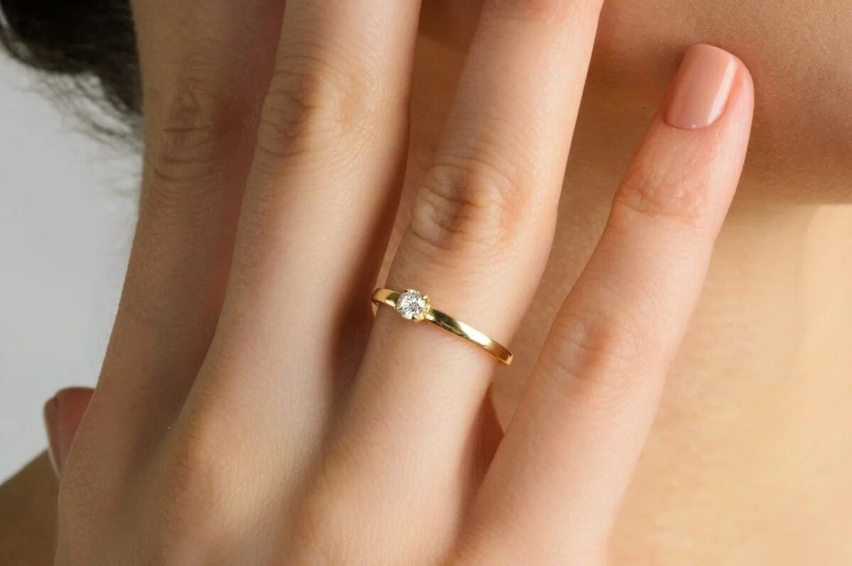 Лопнуло золотое кольцо. Золотое кольцо с бриллиантом на пальце. Помолвочные кольца на пальце. Помолвочное кольцо с бриллиантом на руке. Золотое кольцо с бриллиантом на руке помолвочное.