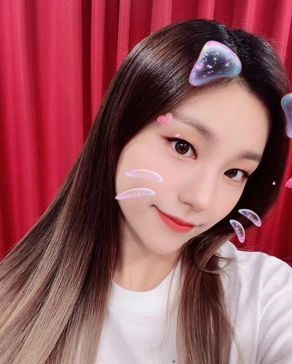 Itzy mirror. Итзи йеджи. itzy yeji. хван йеджи hwang yeji. йеджи itzy loco.
