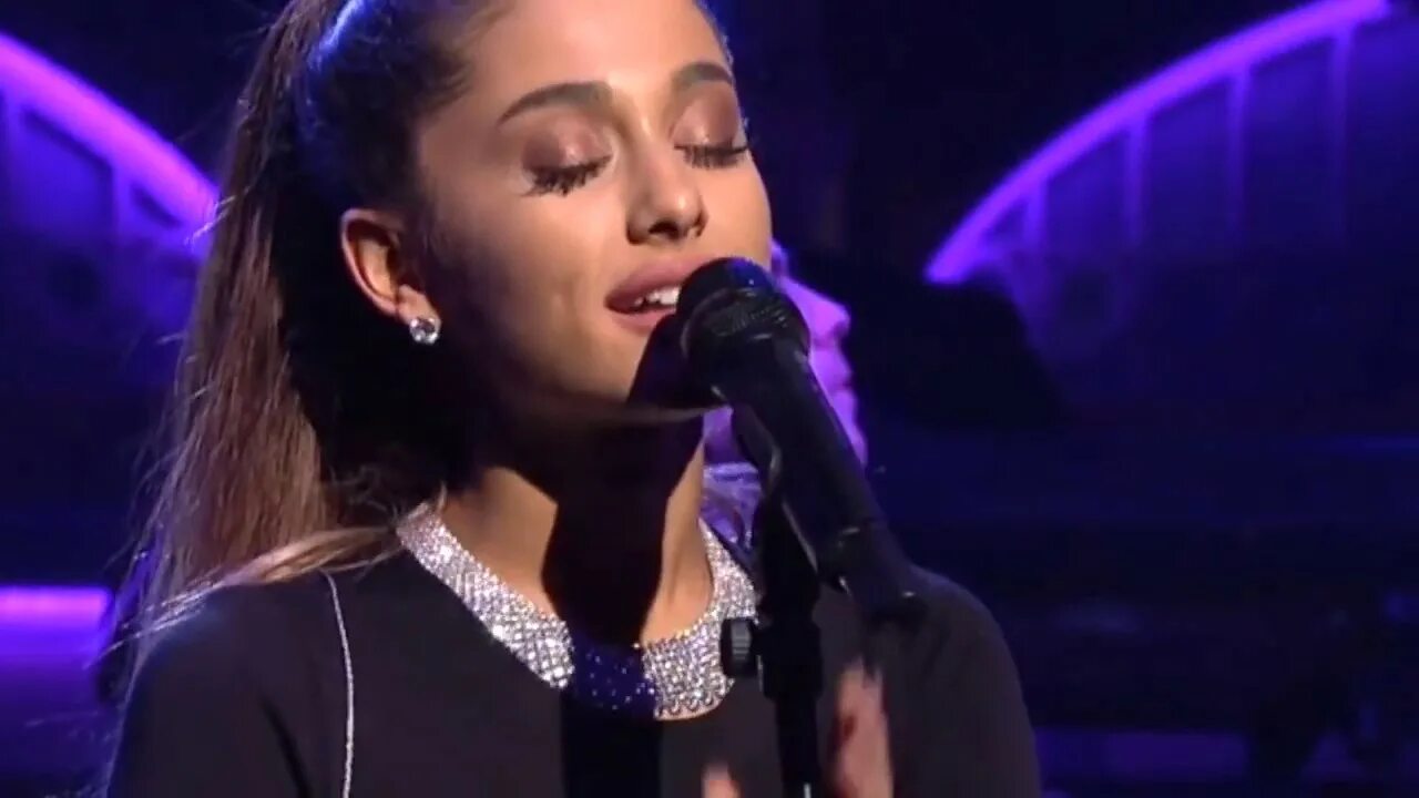 Включи видео я пою. Ariana grande SNL. Она поет. Ariana grande be Alright. Как же она поет.