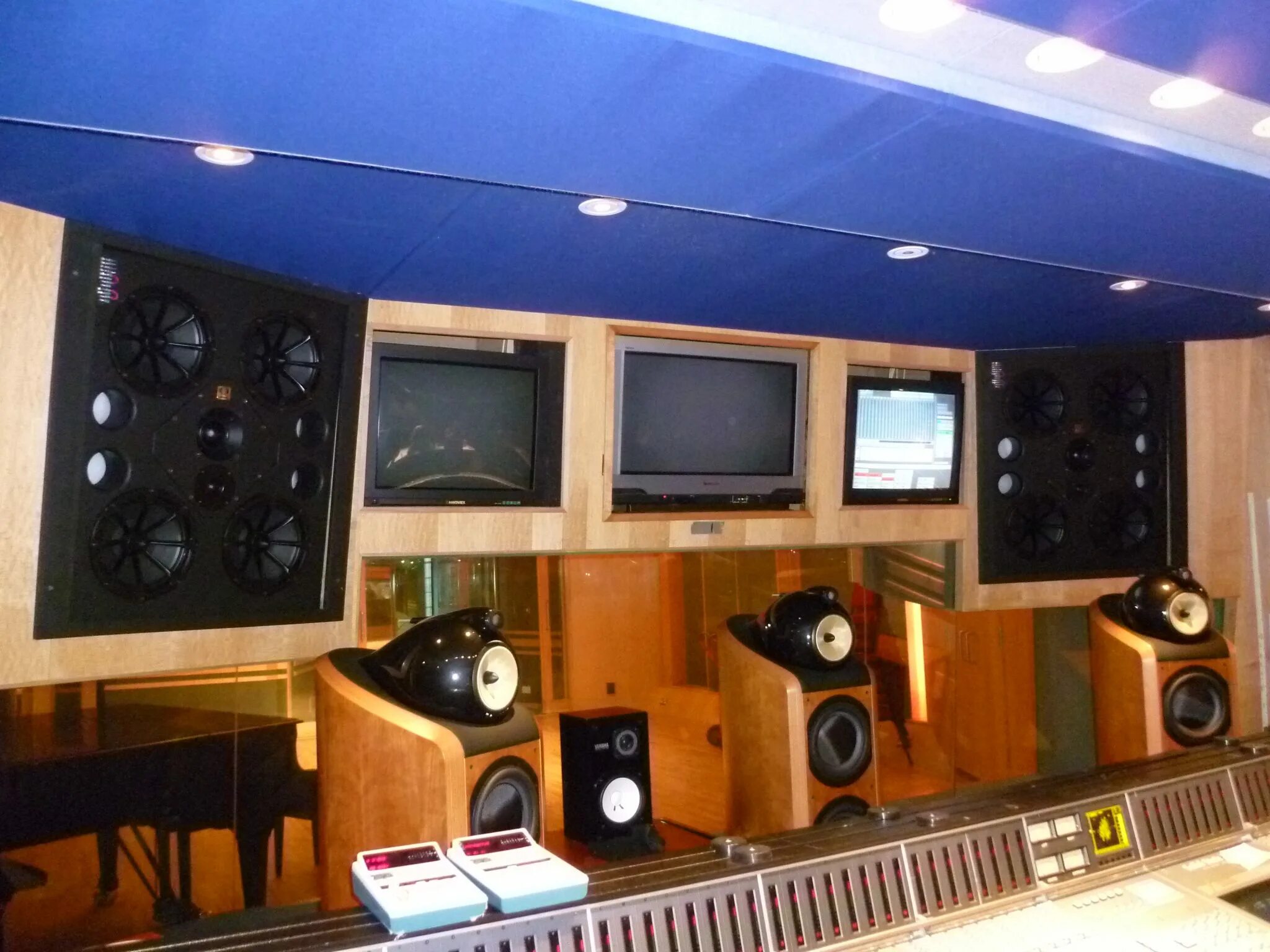 Road studio. Abbey Road Studio 3. Abbey Road Studio 3 мониторы. Altec Studio Monitor Abbey Road. Abbey Road Studio Waves.