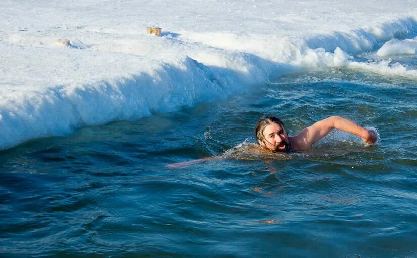 Люди купаются зимою. Моржевание закаливание. Купается во льду. Люди моржи плавают. Моржи закаливание.