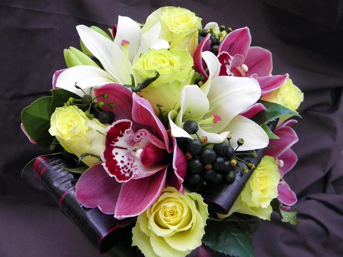 композиция с орхидеями. букет с орхидеей. орхидея фаленопсис букет. цветы в букете альстромерия. шикарный букет из орхидей.