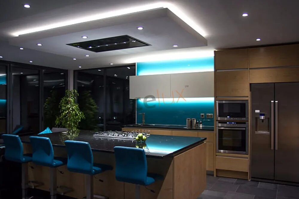 кухонный гарнитур с подсветкой. светодиодная подсветка в интерьере. потолок с подсветкой. диодные ленты для дома. светодиодная лента в зале.
