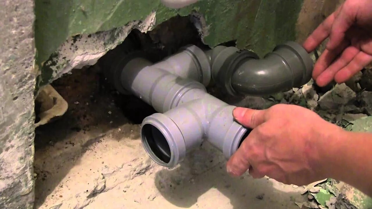 Чугунный тройник для канализации. Герметизация соединений канализационных труб пвх. Тройник на канализационную трубу чугун 110. Замена пластиковой канализационной трубы. Замена пластиковой канализационной трубы.