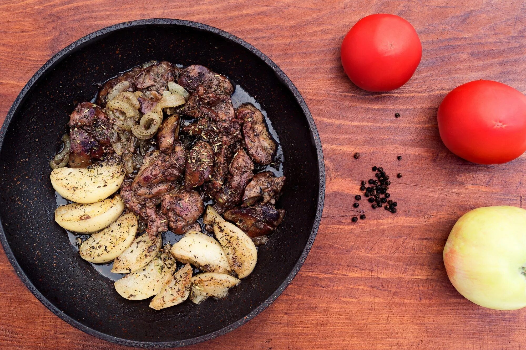 Жаркое из куриной печени с яблоком. Печенка с яблоком и коньяком. Печень жареная вид сверху. Печени с Сушение яблоко. Печень с яблоками на сковороде