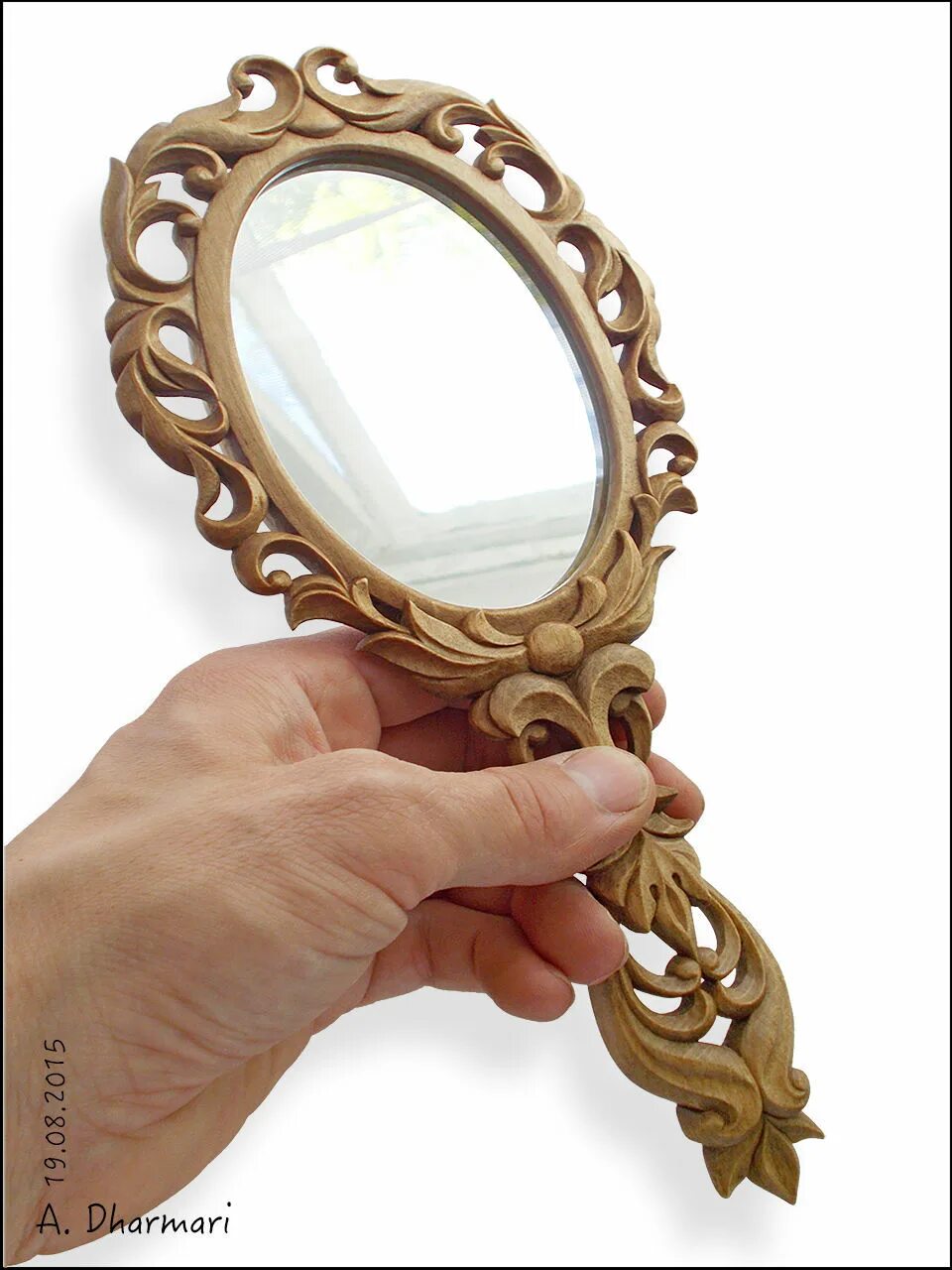 Механическое зеркало купить. Резьба по дереву рамка для зеркала. Зеркало резное деревянное. Резные зеркала из дерева. Зеркало ручное деревянное.