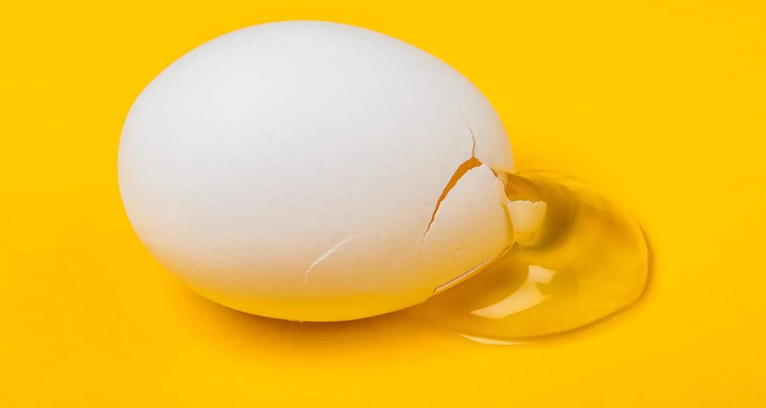 Белок яйца. Яичные белки. Сырое яйцо на белом фоне. Яйцо в крутую на белом фоне.