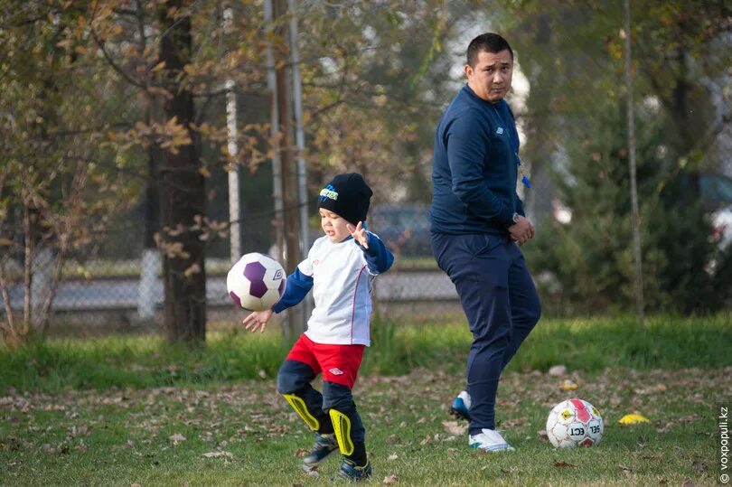 Родители и дети футбол. Футбол с сыном. Папа занимается спортом с детьми. Отец и сын спорт. Папы играют в футбол