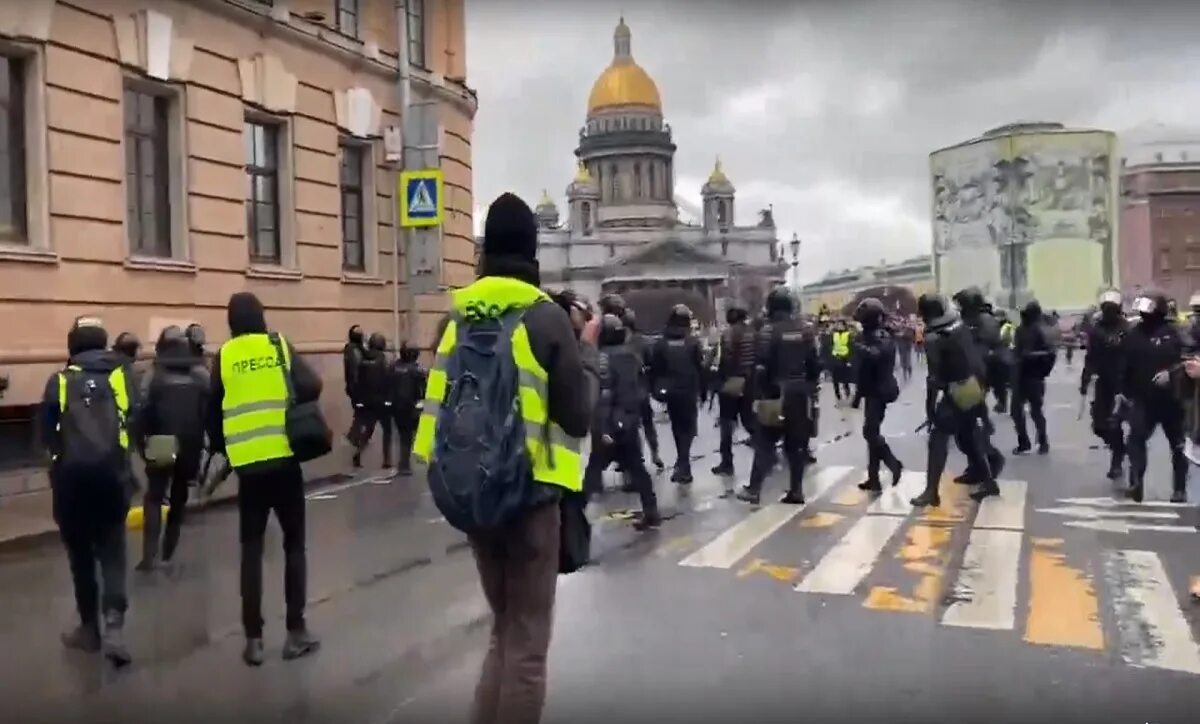 Питер 21 апреля митинг. Протесты в Петербурге. Протесты в СПБ сегодня. Митинг в СПБ сегодня. Прощание с навальным в петербурге