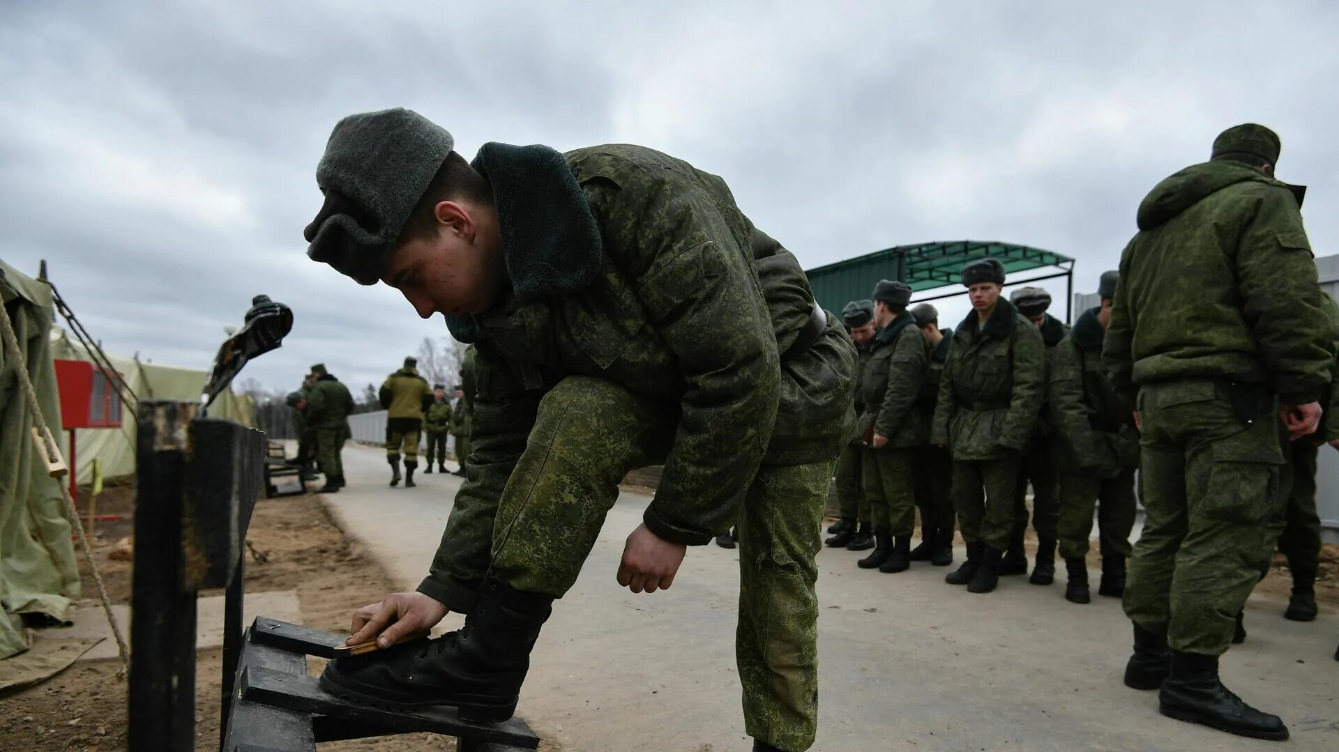 Войска на границе. Украинские военнослужащие на границе с Белоруссией.. Белоруссия в боевой готовности. Военные на границе РБ. Группировка на границе с белоруссией