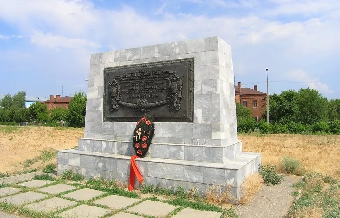 Остров людникова в сталинграде. Остров людникова волгоград история. Остров людникова волгоград. Остров людникова памятники сталинградской битвы в волгограде. Мемориал остров людникова волгоград.