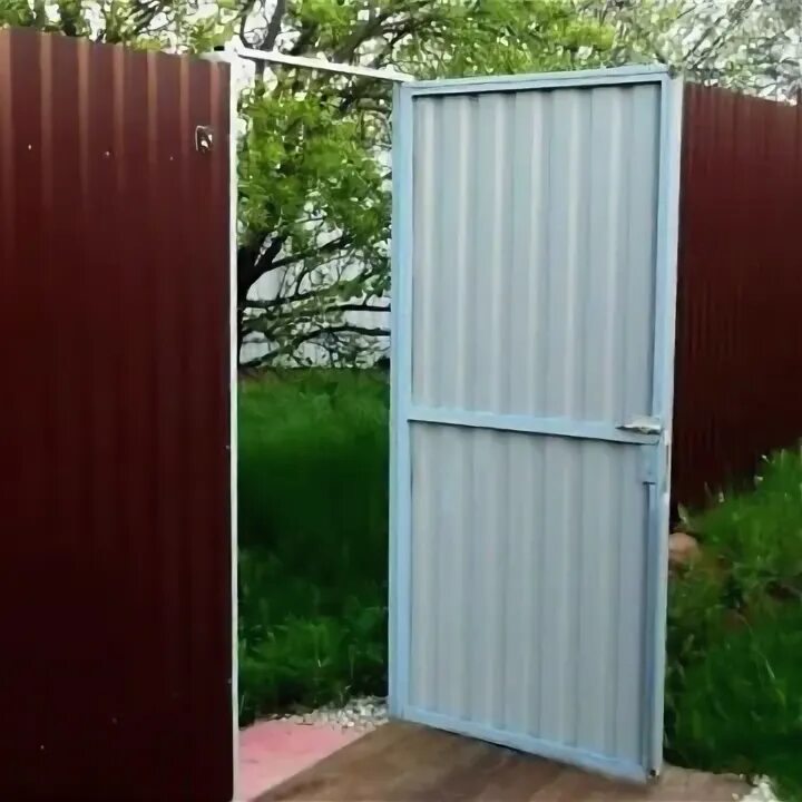 Изготовление калитка монтаж. Калитка из профтрубы 40х20. калитка из профлиста. калитка для забора из профнастила. дверь из металлопрофиля.