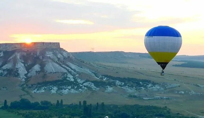 Воздушных шаров в крыму. Фестиваль воздушных шаров в Крыму белая скала. Белогорск белая скала воздушные шары. Полёт на воздушном шаре в Крыму белая скала. Белая скала воздушный шар сердце Белогорск.