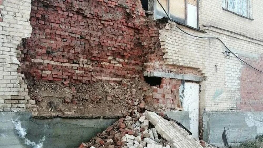 Стена упала. Обрушенная стена. Часть стены обвалилась. Падающая стена. Стены общежития