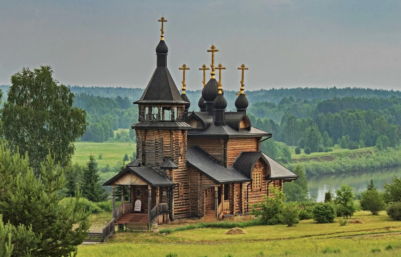 Меркушино деревянная Церковь. Храм сибирских святых Верхотурье. Храм во имя всех святых в земле сибирской просиявших Меркушино. Осенний православный храм в Архангельской области. Старейший православный храм