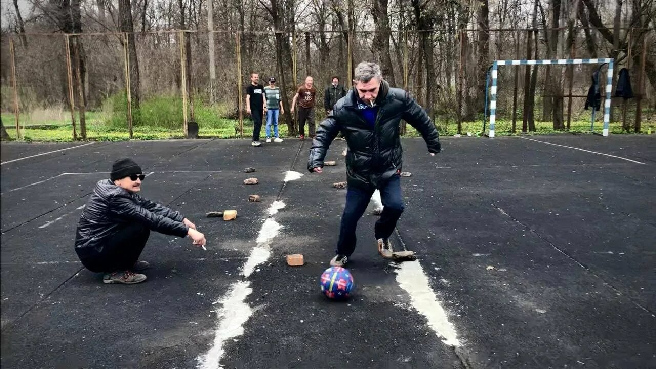 Алкаши играют в футбол. Бомжи футбол. Сыграть бомжа