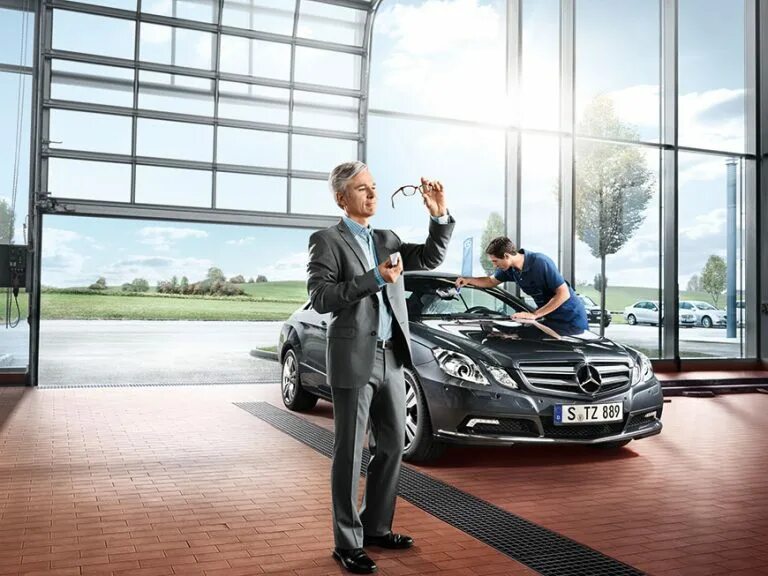 Ремонт автомобилей мерседес. Сервис Мерседес. Автомобиль Mercedes Benz service. Покупатели Мерседес. Мерседес Бенц человек.