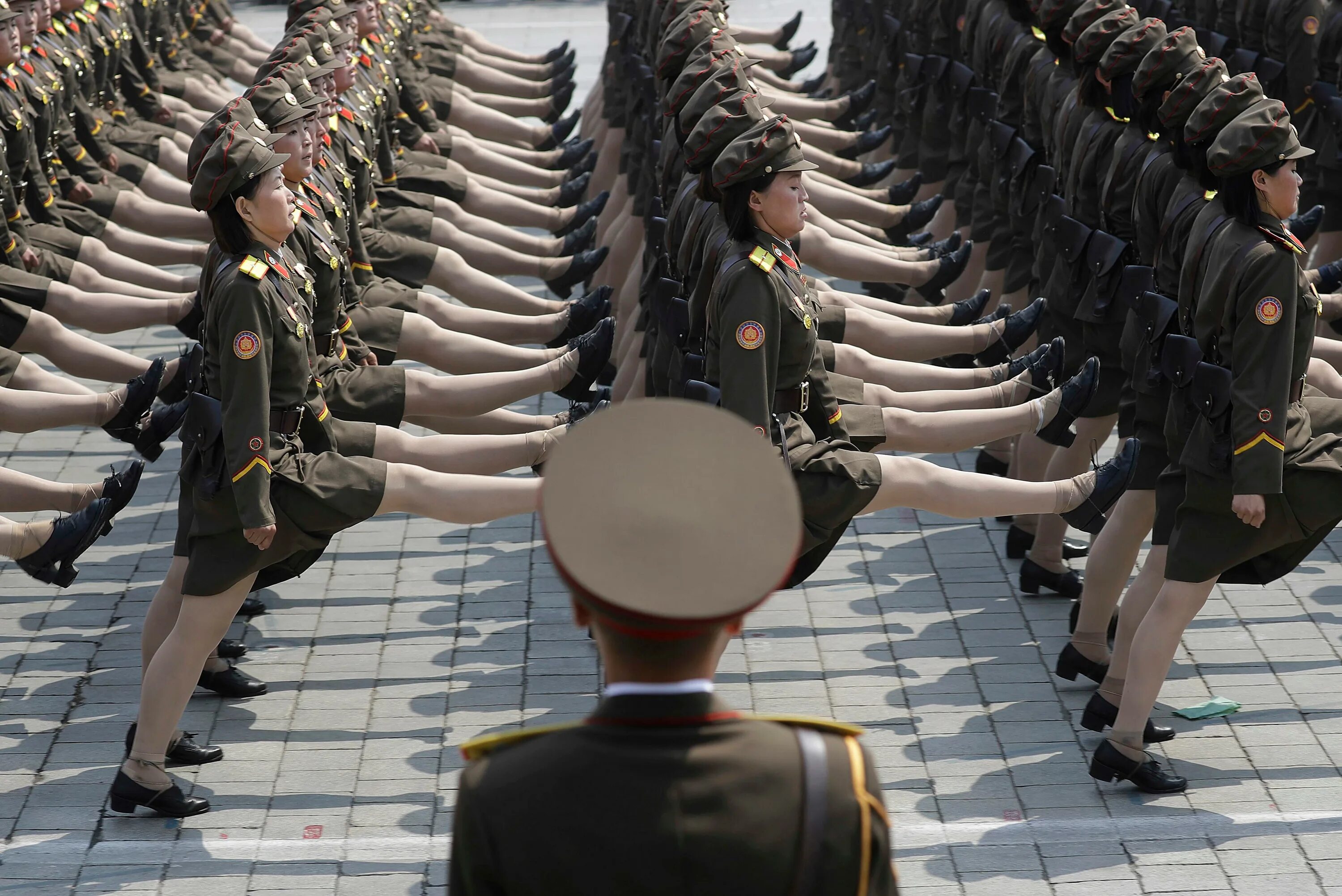 Сколько северной корее. Парад в Северной Корее женщины. Северная Корея Строй. Парад в Северной Корее. Северная Корея девушки маршируют.