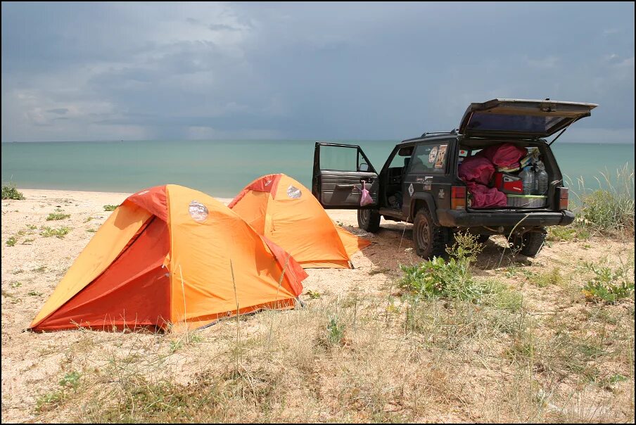 Где остановились на ночевку. Автомобиль палатка море. Путешествие к морю на автомобиле с палаткой. Автокемпинги России. На море дикарями на авто.